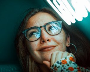 Läs mer om artikeln Glasögon mot blått ljus: Hur de kan hjälpa dig att sova bättre och skydda din syn 